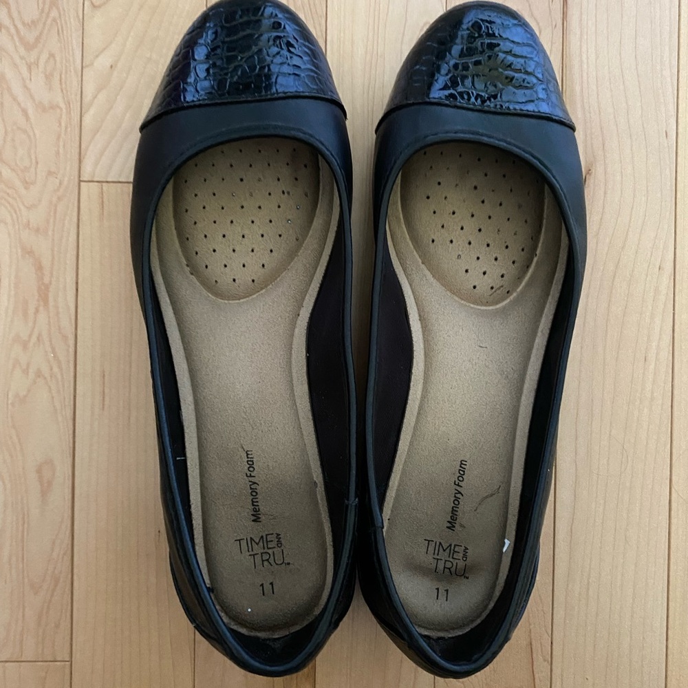 Time and Tru Black Women's Ballet Flats with Croc-Texture Cap Toe